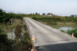 欄干がなく、増水時に川に沈んでしまう徳富橋