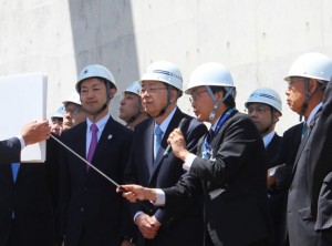 北千葉道路を視察した斉藤国交相（左から２人目）