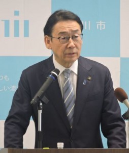 記者の質問に答える田中市長