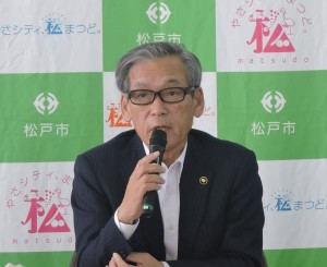 新年度予算案について説明する本郷谷市長